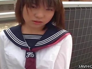 Japoniškas jaunas sweetheart sucks phallus necenzūruotos
