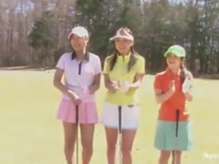 مرح الآسيوية في سن المراهقة الفتيات لعب ل لعبة من قطاع الجولف