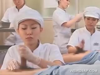 Ado asiatique infirmières frottement arbres pour sperme médical examen