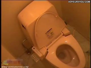 隐 cameras 在 该 女士 厕所 室