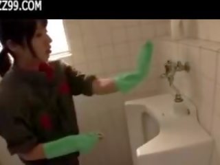 Mosaic: seksikas puhastaja annab geek suhuvõtmine sisse lavatory 01