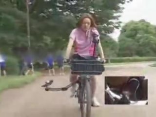 Japonesa damsel masturbava enquanto a montar um specially modified adulto filme filme bike!