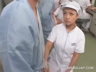 Ekkel asiatisk sykepleier gnir henne patients starved johnson