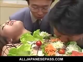 Japonais un v modèle tourné en un edible table pour lubrique blokes