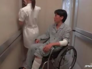 Podmanivý asijské zdravotní sestra jde šílený