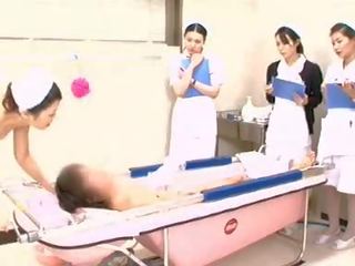 Обучение медицинска сестра показва надлежен къпане техника