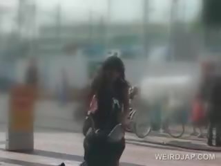 Marvellous japoniškas ypatybė masturbuoja su dildo apie jos bike