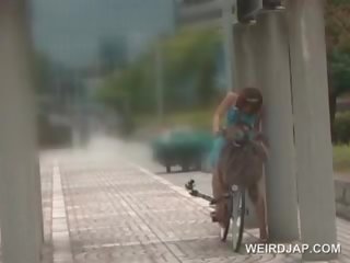 Aziatike kukulla kalërim the bike squirting të gjithë të saj pidh juices